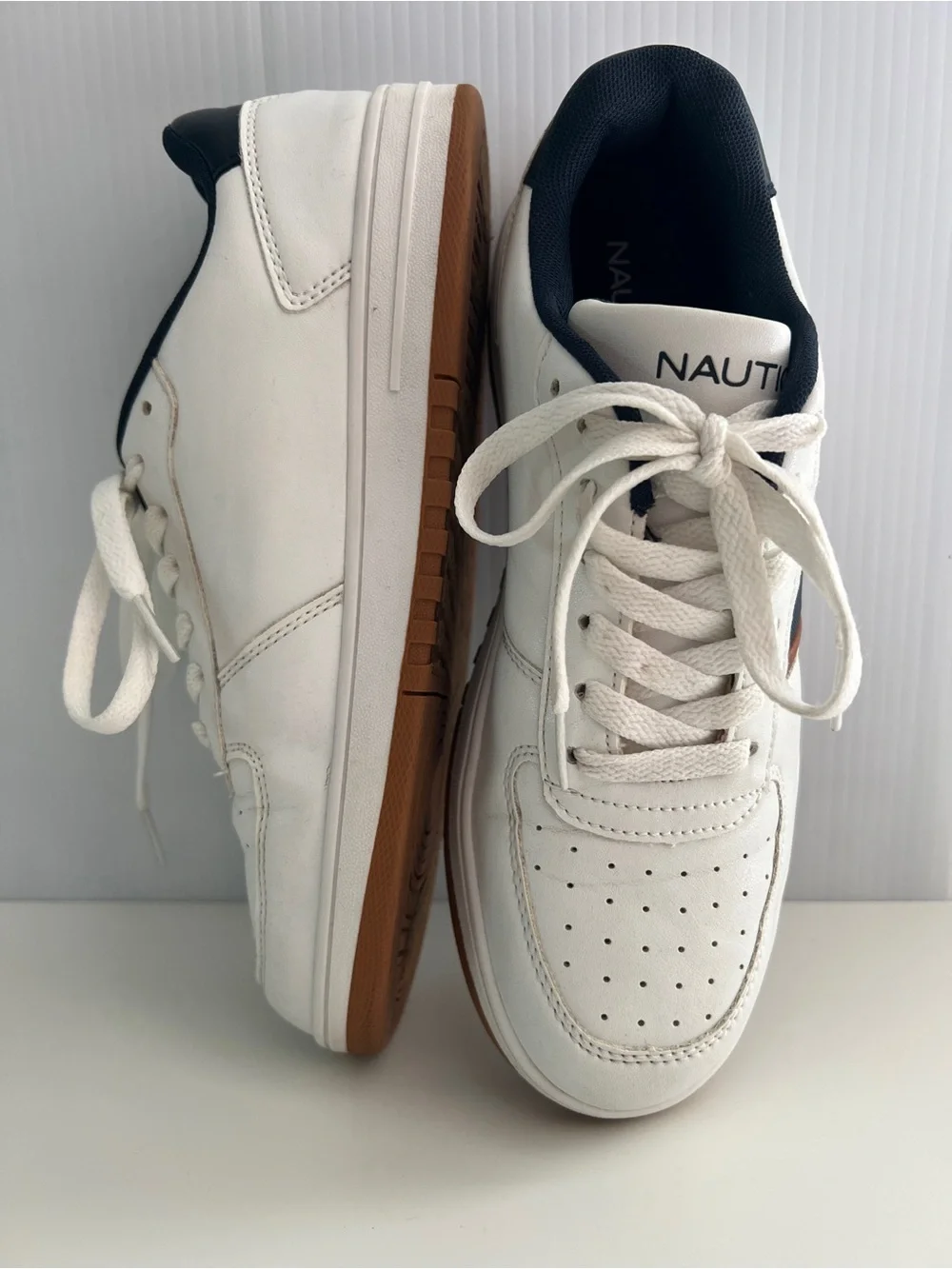 Nautica Noven Boys White Low Top Sneakers Youth Size 6 Gum Sole